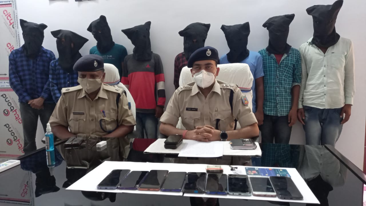 देवघर पुलिस ने साइबर अपराधियों पर कसा शिकंजा, आठ शातिर धराए