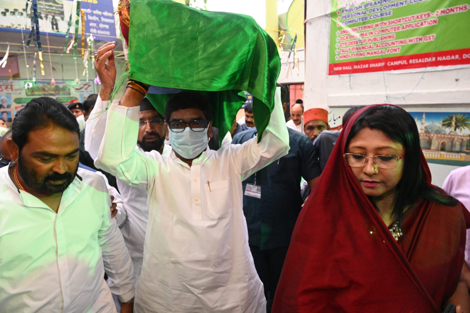 राज्यवासियों की बेहतरी एवं खुशहाली के लिए रिसालदार बाबा से सीएम हेमंत सोरेन ने मांगी दुआ 