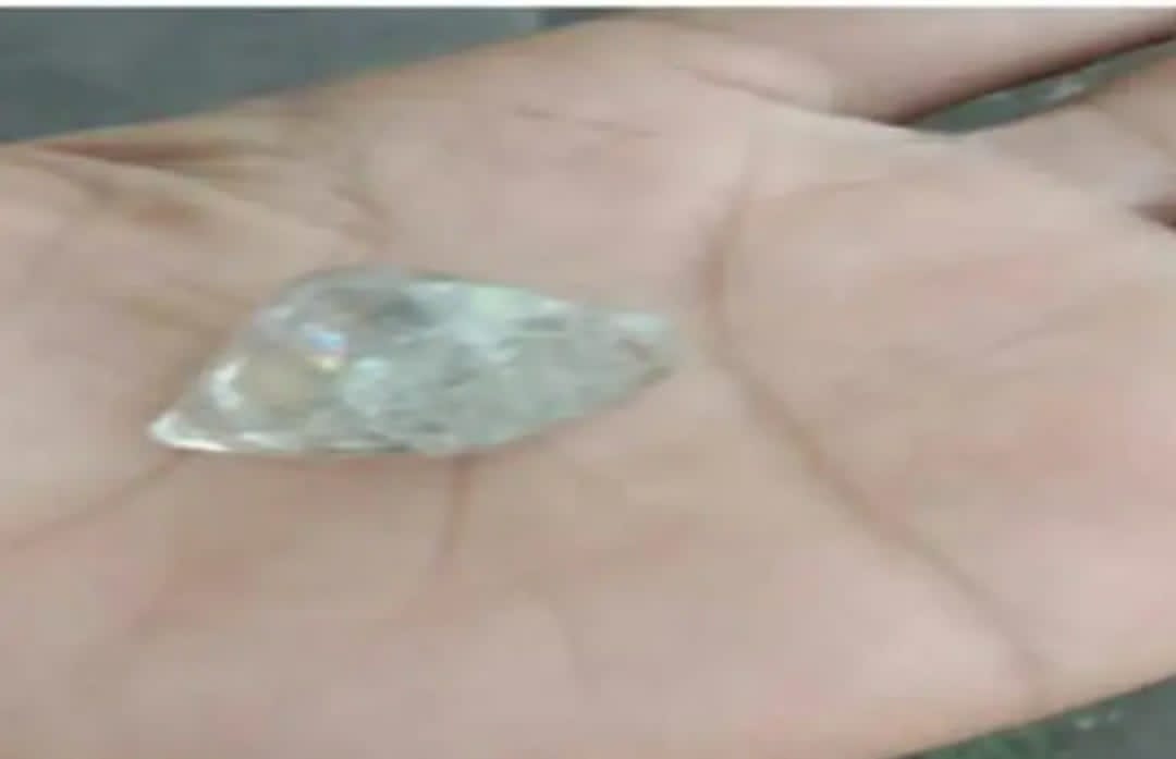 DHANBAD: कोयले में मिला चमकीला पत्थर हीरा है या नहीं, लेकिन पाने वाला परिवार घर छोड़ कर भागे