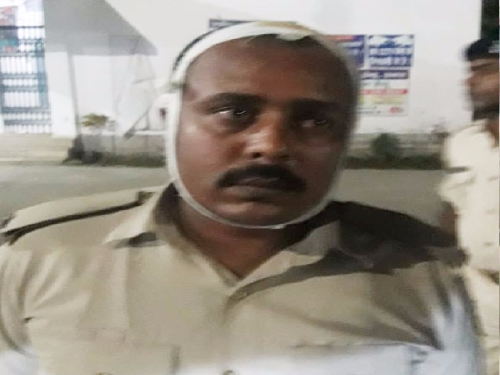 शराब बरामद करने गयी पुलिस पर ग्रामीणों ने किया हमला