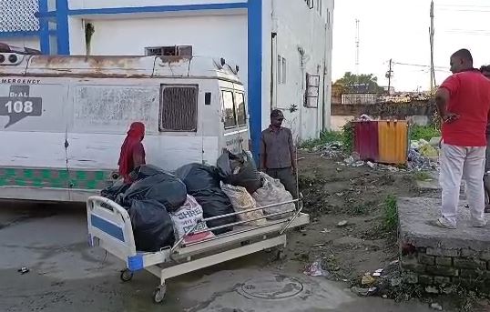 मुजफ्फरपुर: सदर अस्पताल में मरीजों के बेड से ढोया जा रहा कचड़ा, सिविल सर्जन बोले दोषियों पर होगी कार्रवाई