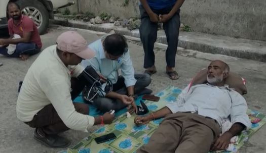 पिता ही अपने बेटे की गिरफ्तारी के लिए 9 दिनों से कर रहे हैं आमरण अनशन, जानिए पूरा मामला 