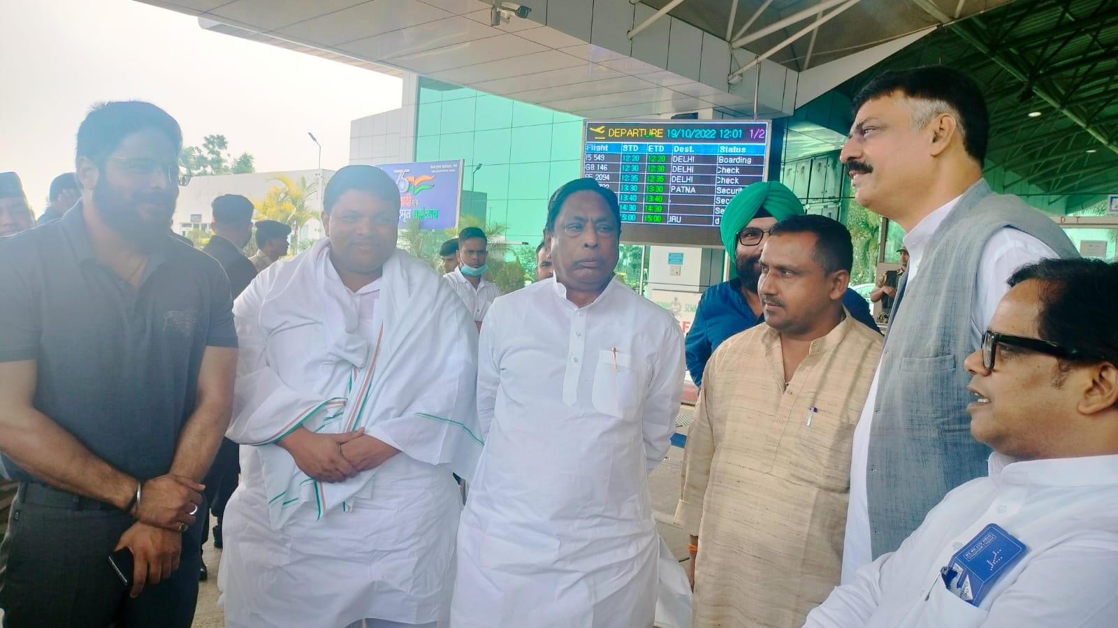 रांची: कांग्रेसी मंत्री और प्रदेश अध्यक्ष दिल्ली रवाना, एयरपोर्ट पर बन्ना गुप्ता ने मीडिया से की बात