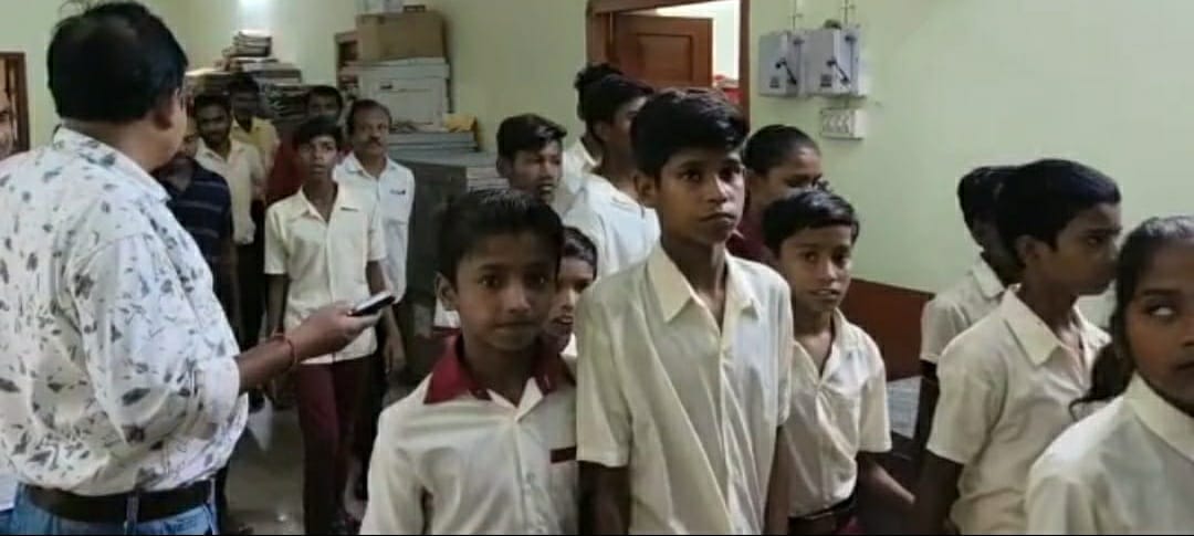 धनबाद के सरकारी स्कूल में आज भी बच्चे घर से बोरा लाकर बैठते हैं, मुखिया सम्मेलन में कैसे उठा मामला,आप भी जानिए