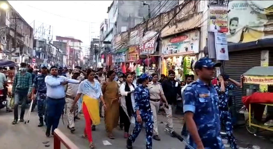 अतिक्रमण हटाने के दौरान युवती ने घंटों किया प्रशासन के साथ हाई वोल्टेज ड्रामा, कहा गलती बताओ फिर गिरफ्तार करो