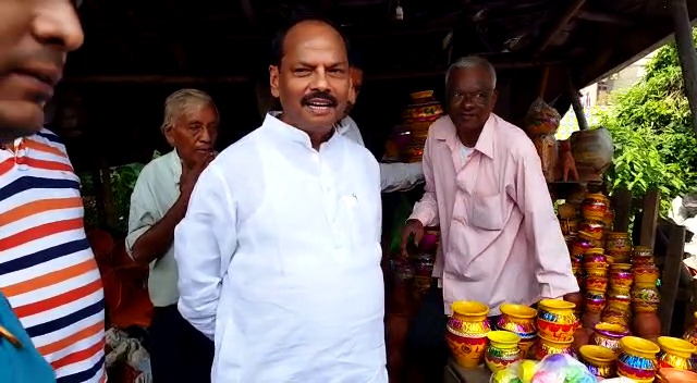 शहर के कुम्हारों को पूर्व मुख्यमंत्री रघुवर दास का तोहफा !जानिए क्या