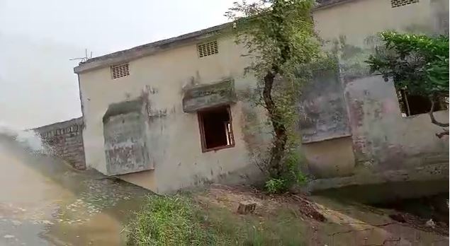 बिहार : भागलपुर के सबौर में गंगा कटाव, कई पक्के मकान नदी में समाए