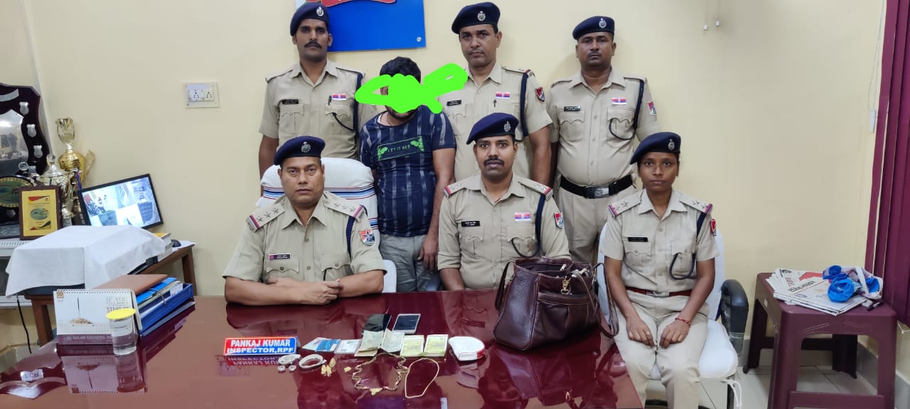 धनबाद रेलवे सुरक्षा बल का यूपी में बजा डंका ,जानिए महिला के सुहाग का सामान  कैसे हुआ बरामद 