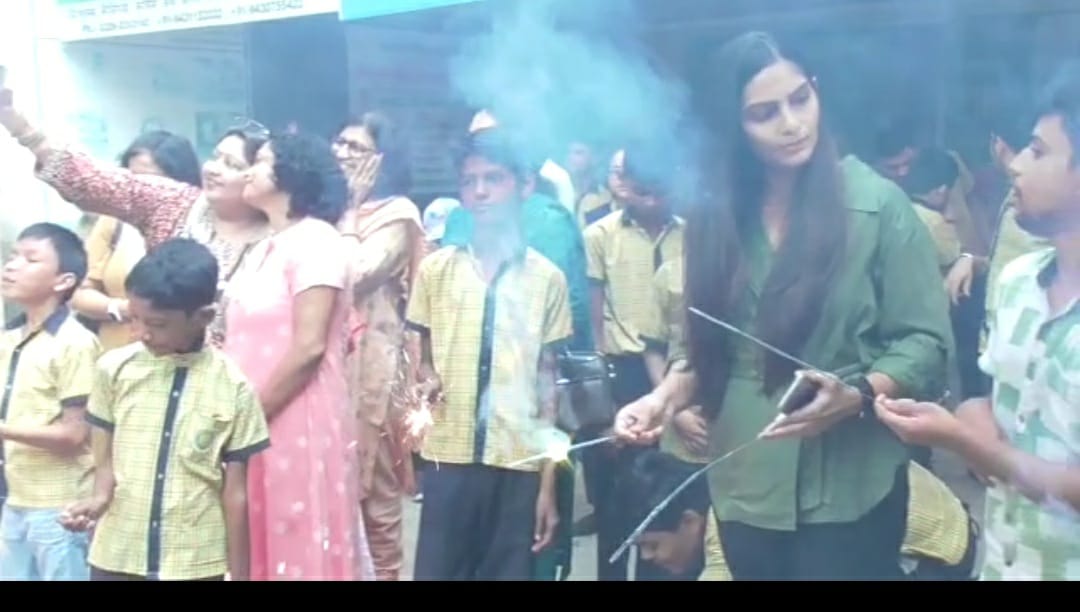 विशेष बच्चो ने विशेष लोगो के साथ मनायी दीवाली ,जानिए किसने क्या कहा 