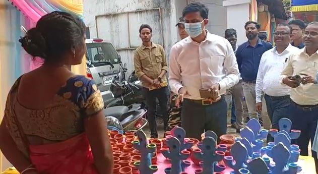 गुमला : झारखंड राज्य आजीविका मिशन की महिलाओं ने लगाया स्टॉल, DC ने किया उद्घाटन