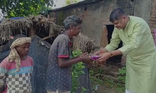 जमशेदपुर : आदिम जनजाति के बच्चों के बीच भाजपा नेता ने मिठाइयां और पटाखों का किया वितरण