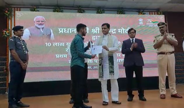 बिहार में भी रोजगार मेले की शुरुआत, युवाओं के बीच बीजेपी नेताओं ने बांटा नियुक्ति पत्र