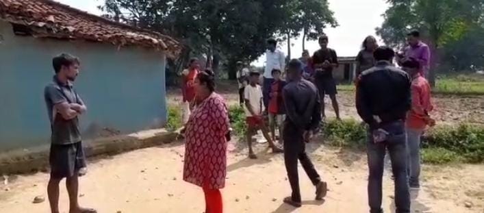 इन्टर कास्ट प्रेम प्रसंग से नाराज ग्रामीणों ने युवती का पहले मुंडवाया सिर, फिर जूते-चप्पल की पहनाई माला