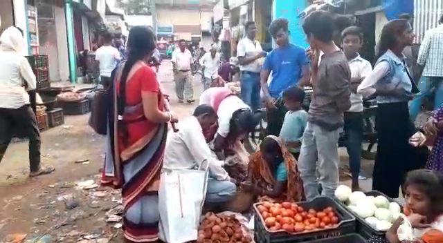 शहर में दीपावली की धूम,  खुब हो रही मिठाई और पटाखों की बिक्री