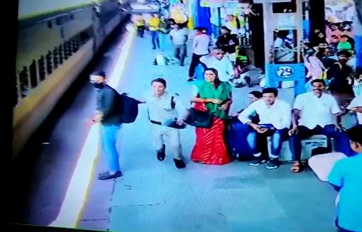 मुजफ्फरपुर रेलवे स्टेशन से दिल दहलाने वाली तस्वीर, RPF जवानों को सैलूट