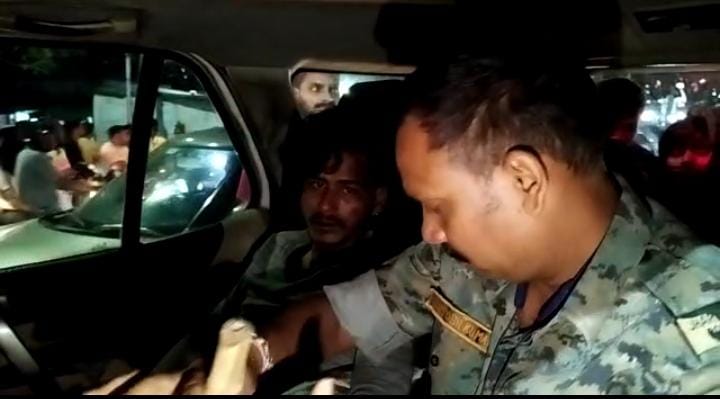 चैन छीन कर भाग रहे दो चोर को लोगों ने पकड़ा, जमकर की पिटाई 