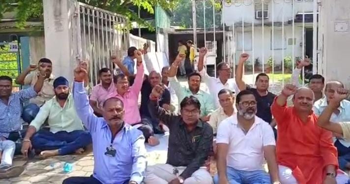 दीपावली के मौके पर धरने में बैठे जुस्को यूनियन मजदूर, जानिए क्या है मामला