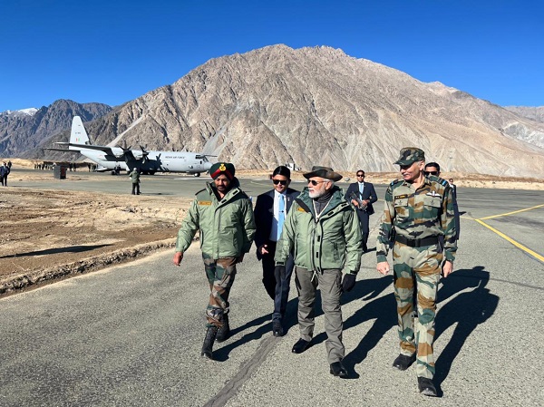PM Modi In Kargil : जवानों संग दिवाली मनाने PM मोदी पहुंचे कारगिल, देखें तस्वीरें