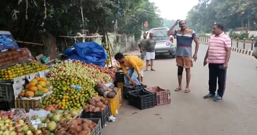 दुमका: बस स्टैंड से डीसी चौक तक की सड़कें हुई अतिक्रमण मुक्त, डीसी ने कहा आगे भी जारी रहेगा अभियान
