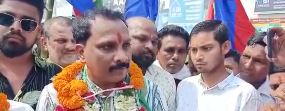 साढ़े तीन महीने जेल में रहने के बाद आजसू के केंद्रीय सचिव हरेलाल महतो बेल पर बाहर, गाजे-बाजे के साथ स्वागत