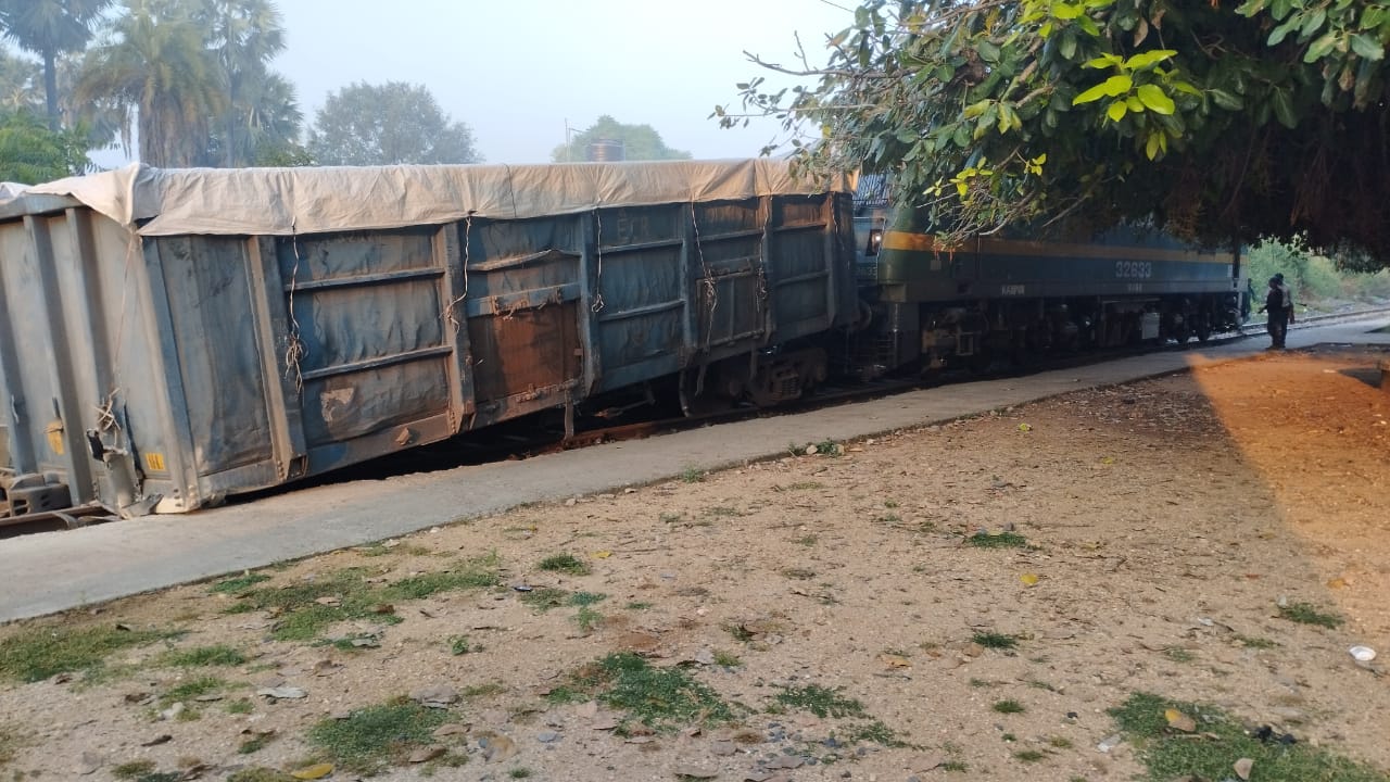 पटरी से उतरी मालगाड़ी की 53 वैगन, कोई हताहत नहीं