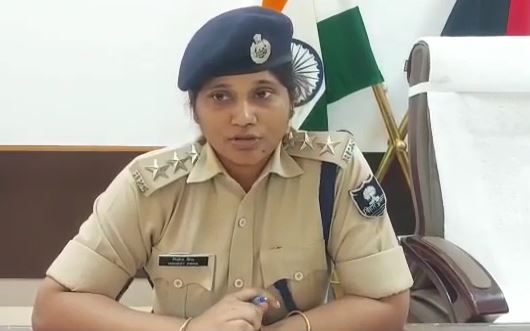 पुलिस की बड़ी छापेमारी,पूर्व मुखिया व वर्तमान मुखिया पति के घर से कई हथियार और शराब बरामद 