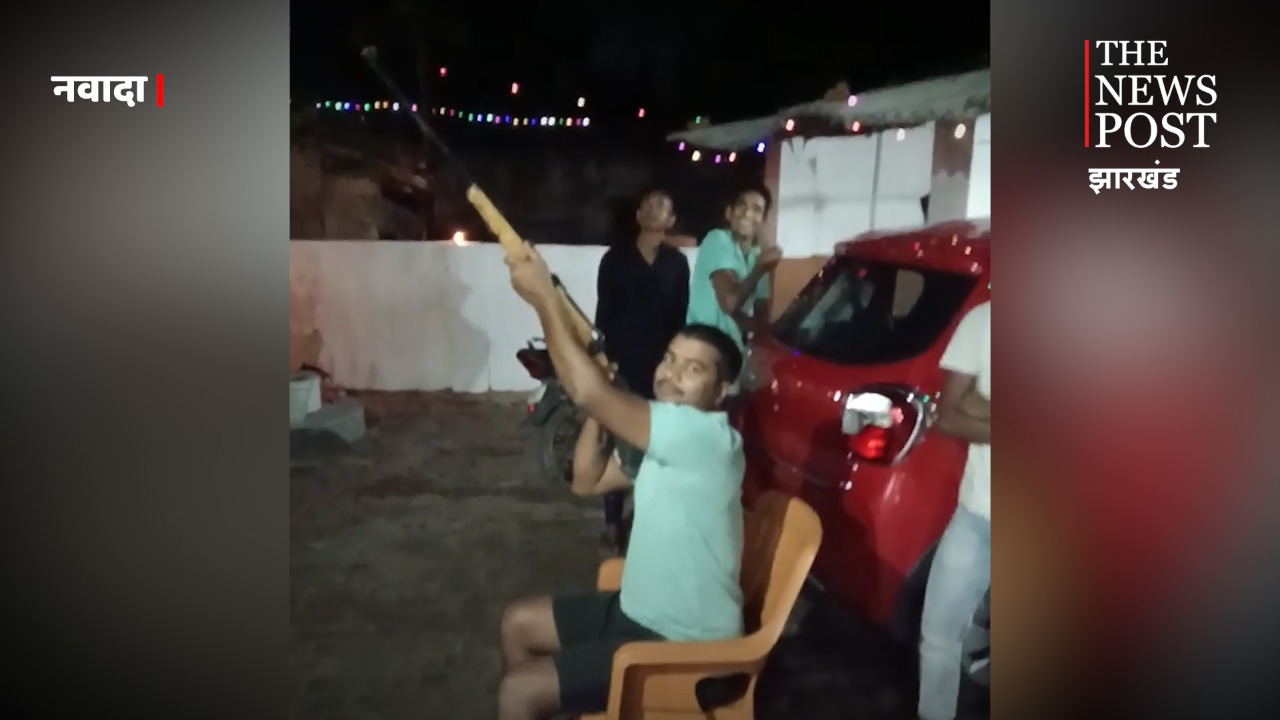 मुखिया ने घर के आगे बैठकर की हवाई फायरिंग, वीडियो वायरल, पुलिस ने कहा कोई जानकारी नहीं 