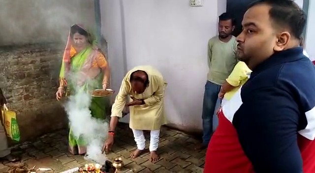 झारखंड के पूर्व  मुख्यमंत्री रघुवर दास ने सपरिवार मनाया गोवर्धन पर्व, राज्य वासियों को दी शुभकामनाएं 