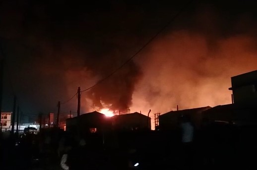 बिजली विभाग के पावर हाउस ट्रांसफार्मर में लगी भयानक आग, लोगों में दहशत 