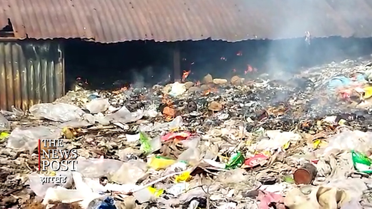 आग की चपेट में सीसीएल का बंद पड़ा गोदाम, अन्य दुकानों पर खतरा