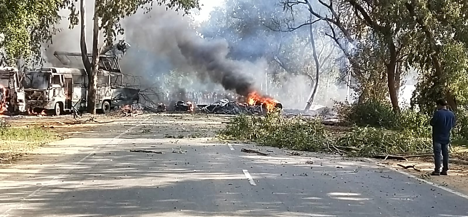 हादसा ! एलपीजी सिलेंडर लोड ट्रक ने खड़ी बस में मारी टक्कर,  ट्रक के साथ-साथ अन्य तीन बसों में लगी आग, कोई हताहत नहीं