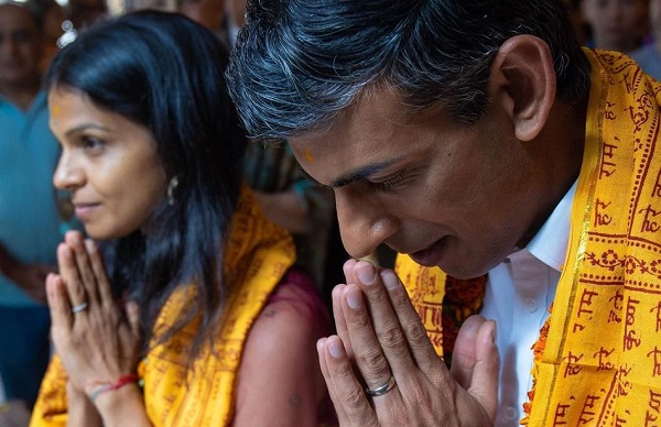 Britain PM Rishi Sunak : PM ऋषि सुनक ने हिंदू रीति रिवाज के साथ थामी ब्रिटेन की बागडोर, देखें PHOTOS