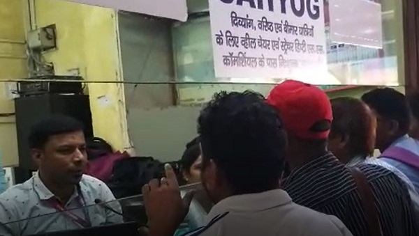 धनबाद में छठ महापर्व को लेकर यात्रियों की भीड़, निजी बस मालिक वसूल रहे ज्यादा भाड़ा