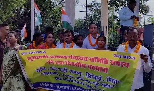 जमशेदपुर: पंचायत समिति सदस्यों ने पंचायत की समस्या को लेकर DC से लगाई गुहार 