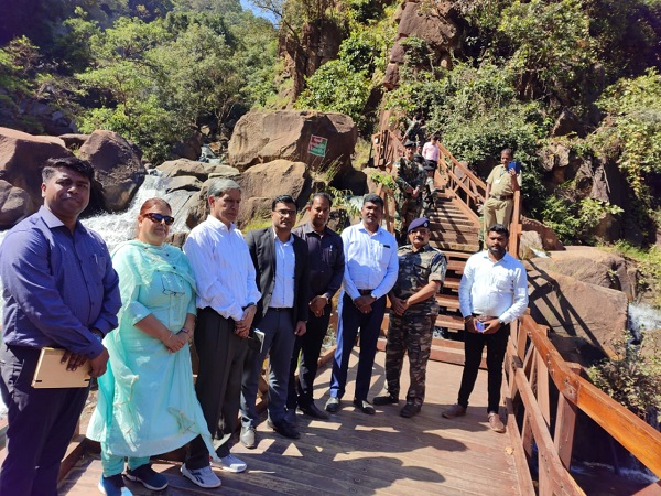 लातेहार पहुंचे झारखंड के मुख्य सचिव सुखदेव सिंह, पर्यटन स्थलों का किया दीदार