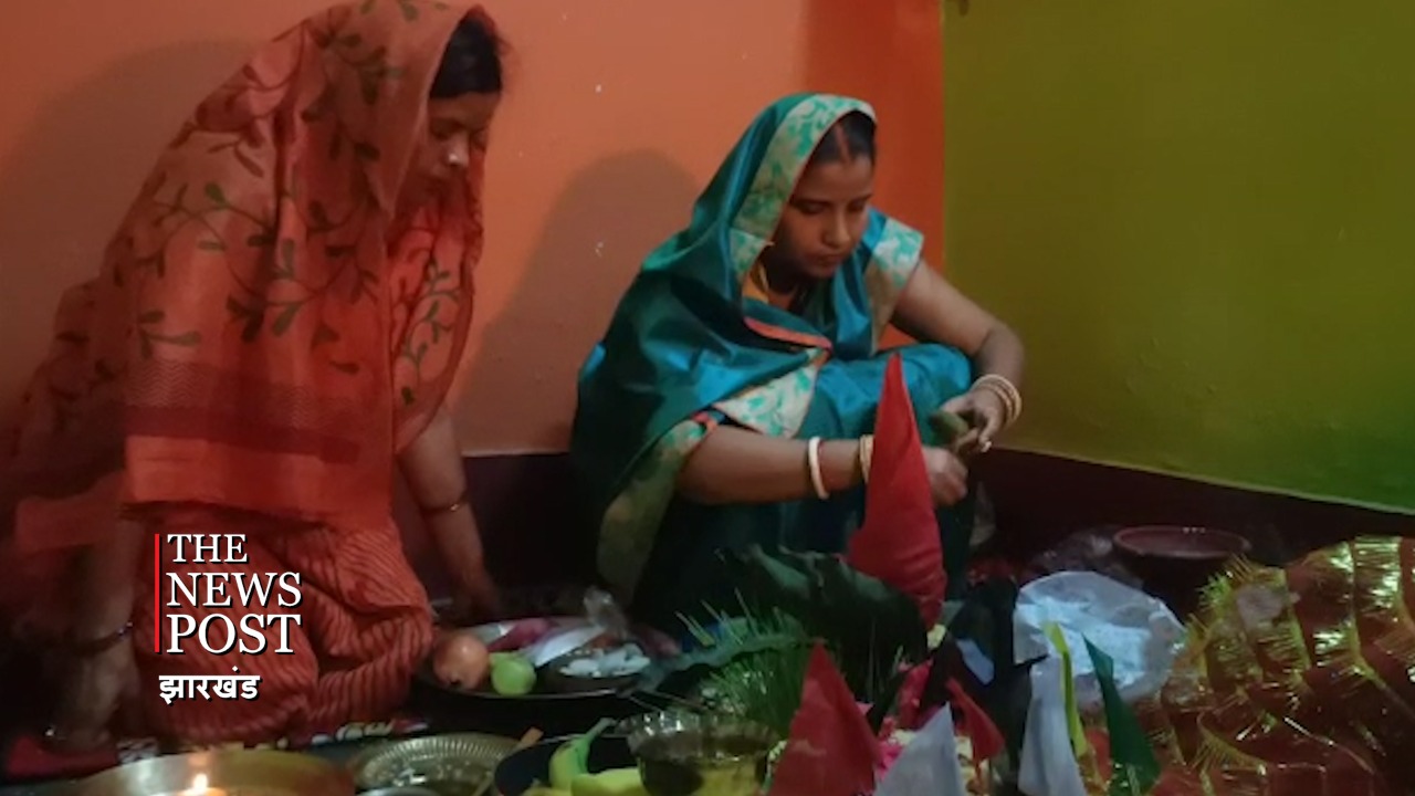 कोविड -19 प्रोटोकॉल का पालन करते हुए घर में की जा रही महाष्टमी की पूजा