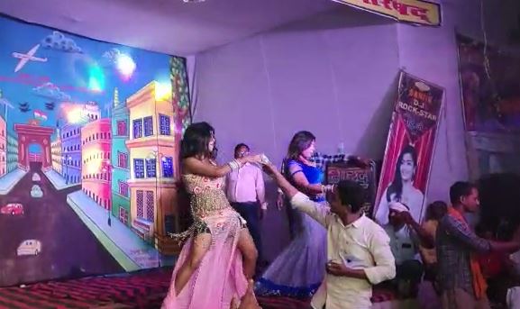 नवगछिया : आस्था के नाम पर फूहड़ता, बार बालाओं ने लगाए ठुमके, भीड़ बटोरने के लिए परोसी गई अश्लीलता 