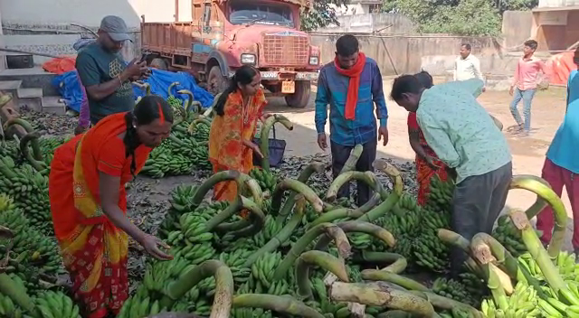  छठव्रतियों को कम दरों पर उपलब्ध कराया जा रहा फल और सूप, खरीदारी के लिए बाजार गुलजार