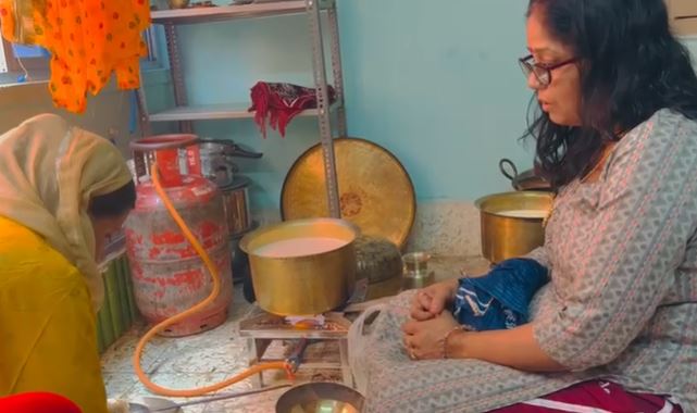 खरना पूजा की तैयारी में लगी महिलाएं, 36 घंटे के निर्जला उपवास की शुरुआत आज से