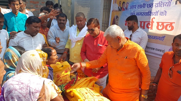 धनबाद में धूमधाम से मनाया जा रहा छठ महापर्व, DC से लेकर राजनेता सभी कर रहें सहयोग, देखें Video