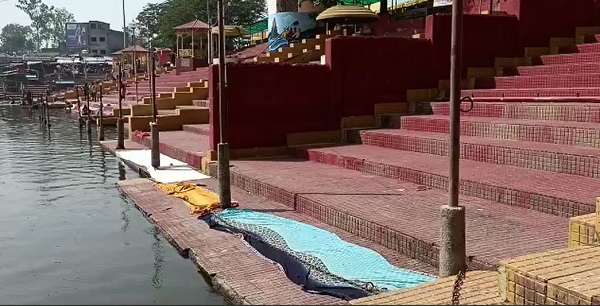 दुमका : घाटों पर लोग अपना नाम पता लिखकर जगह कर रहें आरक्षित, काफी संख्या में व्रती पहुंचते हैं तालाब