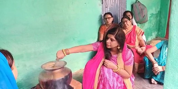 बिहार : अमेरिका से छठ महापर्व करने नवादा पहुंची मोनी, कहा- संस्कारों का होता है आदान प्रदान