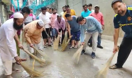 पटना में मुस्लिम संप्रदाय के लोग भी छठ महापर्व में बढ़-चढ़कर ले रहे हिस्सा, सड़कों की कर रहे सफाई 