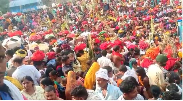 बिहार : भगवान भास्कर की नगरी देव में उमड़ी जनसैलाब, 10 लाख से ज्यादा श्रद्धालुओं के जुटने की संभावना