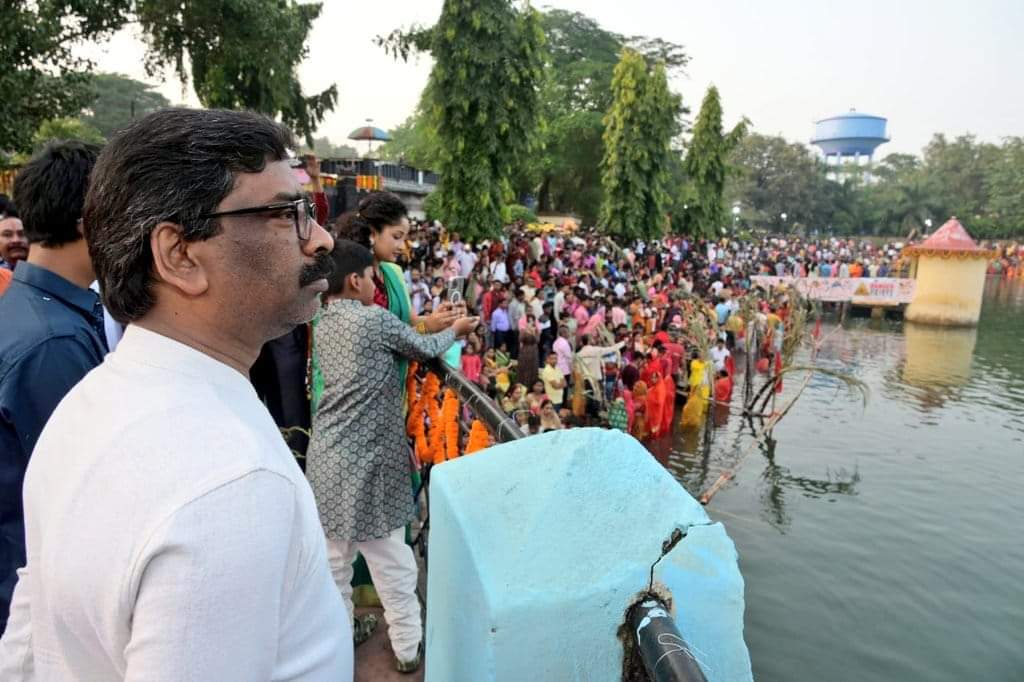 रांची : मुख्यमंत्री हेमंत सोरेन परिवार सहित पहुंचे हटनिया तालाब, सूर्य नारायण को  अर्घ्य  देकर किया नमन