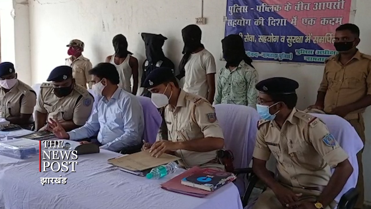 सात दिनों के अंदर ही सड़क लूट मामले की सुलझी गुत्थी, रिवाल्वर और धारदार चाकू के साथ चार गिरफ्तार