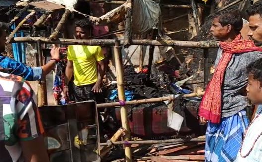 जमुई के दलित बस्ती में आग से आठ घर जलकर हुए खाक, प्रशासन ने मुआवजे का दिया आश्वासन 