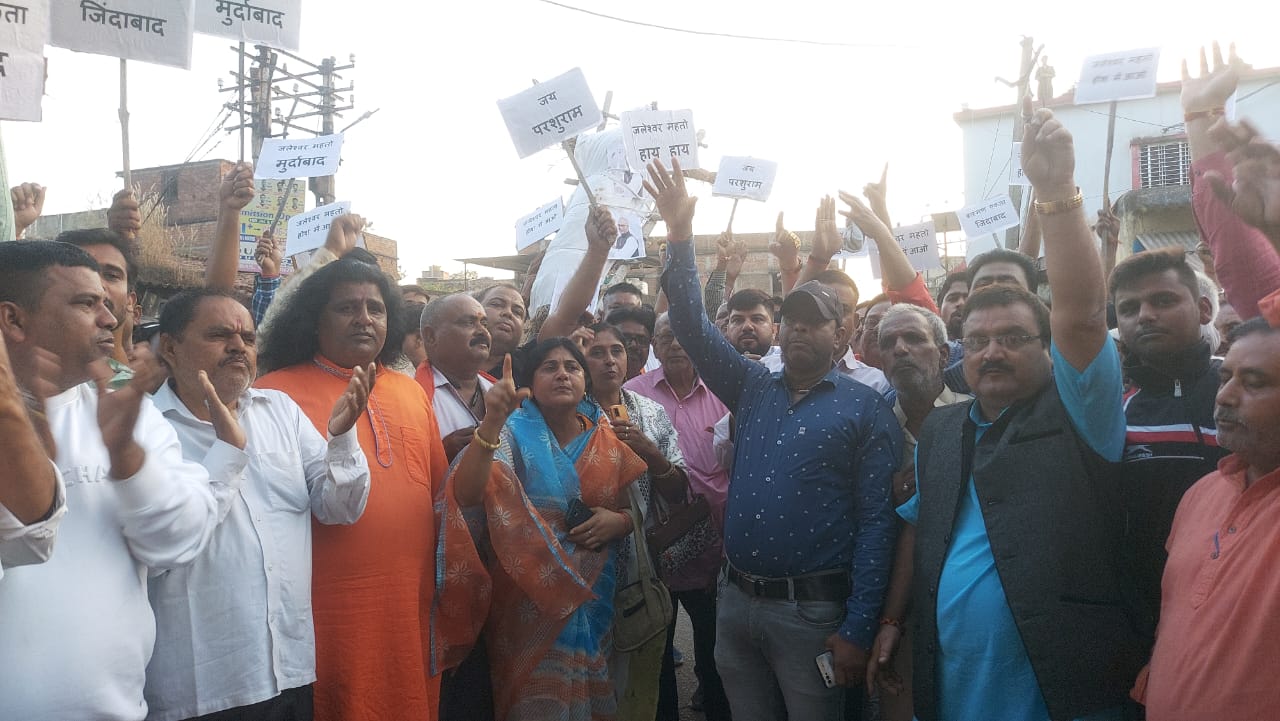 कतरास में जलेश्वर महतो का फूंका गया पुतला, जानिए विरोध में अब आगे क्या होगा 