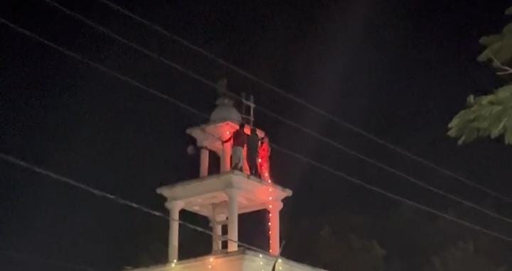 लोहरदगा : देर रात मंदिर की सबसे ऊंची चोटी पर चढ़ा युवक, लोगों के लिए बना परेशानी का सबब