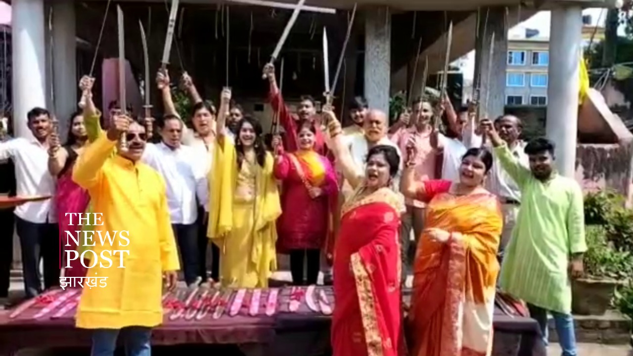 यहां तलवार लहराती नजर आईं महिलाएं, जानिए क्या है मामला